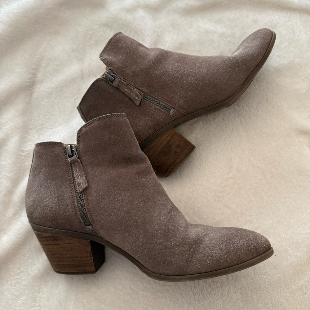 Frye Judith Zip Ankle Booties Womens Size 9.5 Taupe Gray Suede Leather